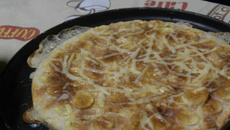 Pizza de banana com leite condensado
