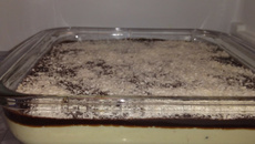 Doce de coco com chocolate na tigela