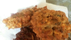 Bolinho de feijão fradinho com carne moída