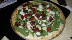 Torta pizza rápida de mussarela de búfala, rúcula e tomate seco