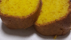 Bolo de cenoura com laranja inteira