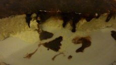 Sobremesa cremosa com calda de chocolate