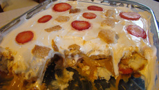 Pavê folhado de doce de leite e morangos