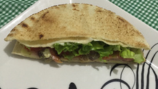 Sanduiche de pão sírio com filé mignon