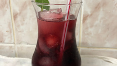 Caipirinha de saquê e frutas vermelhas