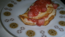 Panquecas com creme de confeiteiro e morangos