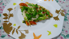 Pizza de rúcula com molho especial