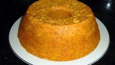 Bolo de cenoura e cobertura de leite condensado cozido com coco