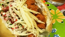 Sanduíche de linguiça fresca e queijo parmesão