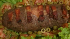 Rocambole de carne moída com bacon