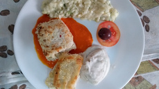 ABADEJO AO MOLHO VERMELHO EM CROSTA DE COCO COM PURÊ DE INHAME