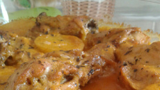 Frango ao forno com creme de cebola e batatas gratinadas