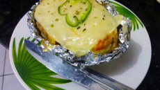 Batata recheada com linguiça caipira