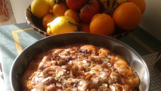 Bolo de maçã com geleia de frutas vermelhas e amêndoas fatiadas