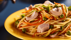 Macarrão com legumes e atum