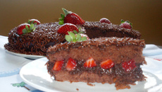 Bolo integral de brigadeiro com morango