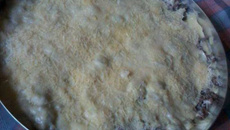 Escondidinho de carne moída com creme de cebola