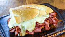 Sanduíche de queijo prato com mortadela