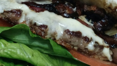 Hambúrguer de fraldinha com bacon