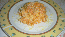 Macarrão cremoso com cogumelos e queijo cremoso