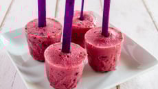 Picolé de frutas vermelhas