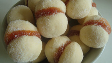 Petit four beijo de freira