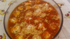 Nhoque com formato de bolinha (recheado com mussarela)