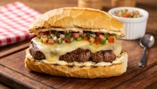 Churrasco no pão com molho vinagrete e queijo derretido bem suculento
