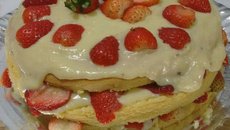 Bolo de morango simples