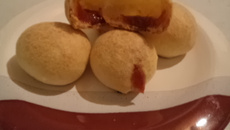 Pão de queijo recheado com goiabada