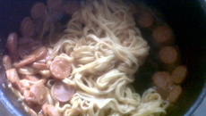 Macarronada de miojo com salsicha