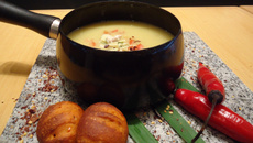 Sopa veloute de frango com champignon paris fresco