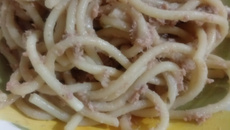 Macarrão alho e óleo com atum