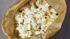 Pipoca de micro-ondas com milho comum sem óleo