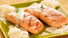 Peixe grelhado com molho de abacaxi