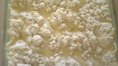 Cuca de farofa com leite condensado e coco