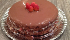 Bolo facil de chocolate com recheio de morango e cobertura de ganache