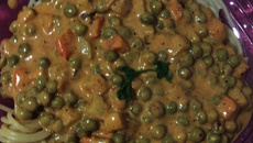 Macarrona de salsicha ao molho de tomate e creme de leite