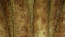 Enroladinho de salsicha com massa de pastel empanado