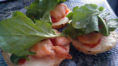 Bagle aberto com frango rápido e levinho