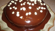 Bolo de laranja com cobertura trufada e gotas de chocolate branco