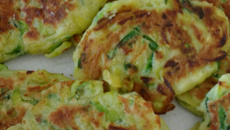 Bolinho de abobrinha na frigideira