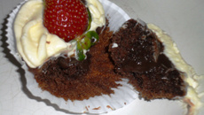 Cupcake de chocolate e Morango
