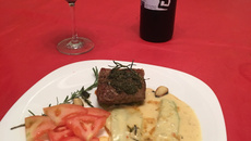 Chorizo com chimichurri e chuchu ao molho branco com queijo brie