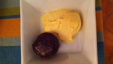 Tortinha quente de chocolate para servir com sorvete