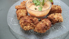 Iscas de frango empanadas com amendoim