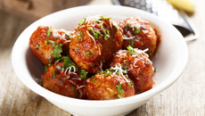 Almôndegas assadas com molho de tomate e vinho