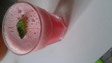 Suco refrescante de melancia com hortelã