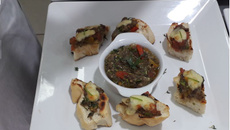 Bruschetta com fondue de berinjela com ricota e provolone Président