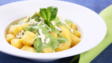 Nhoque de mandioquinha com molho verde